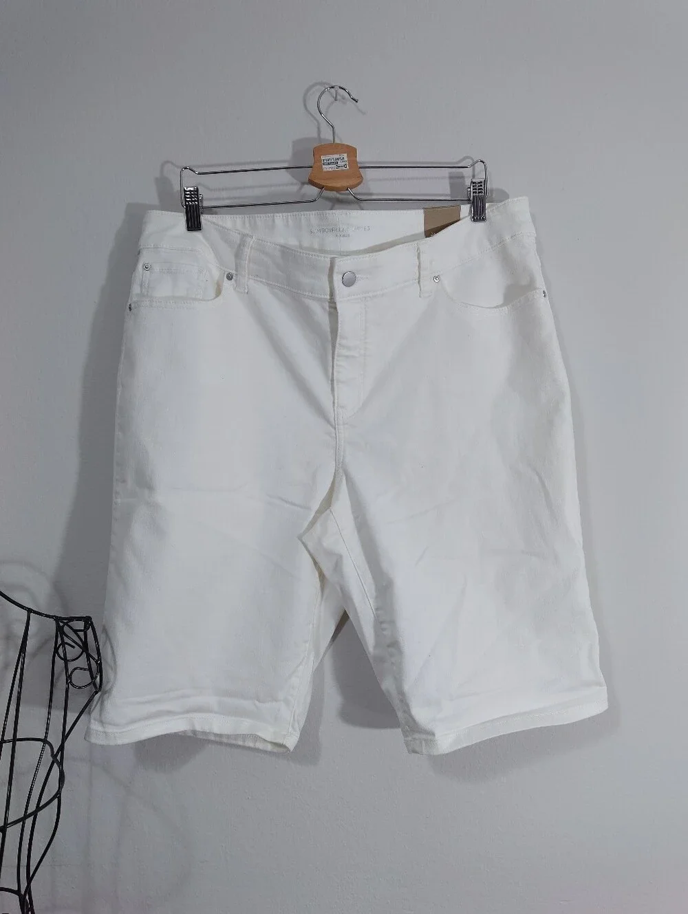 Chico’s White Denim Bermuda Shorts Women’s Size 3 / US 16 NWT Slim Boyfriend - Picture 1 of 6